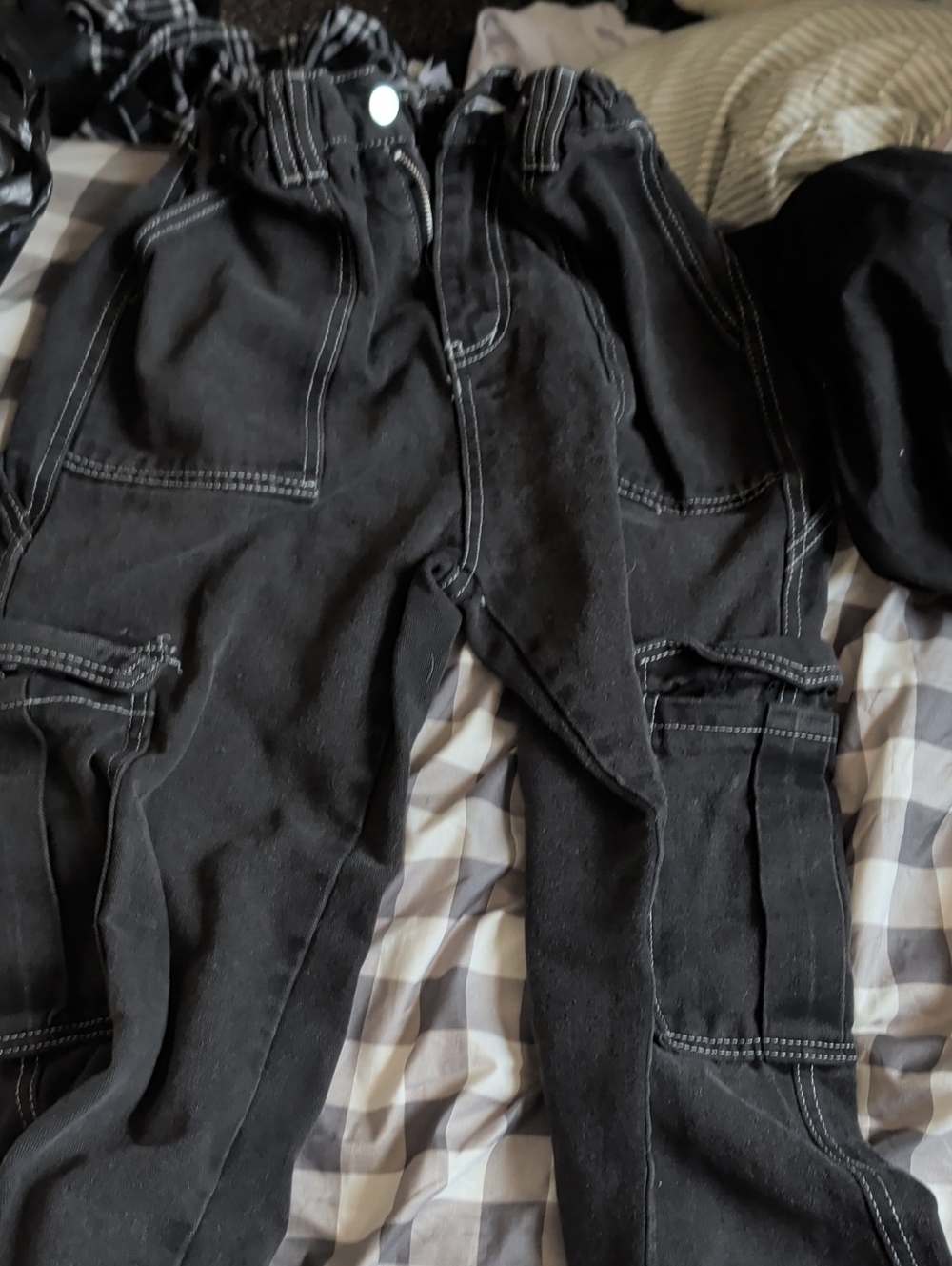 Relaxed Black Cargo Jeans with Contrast Stitching